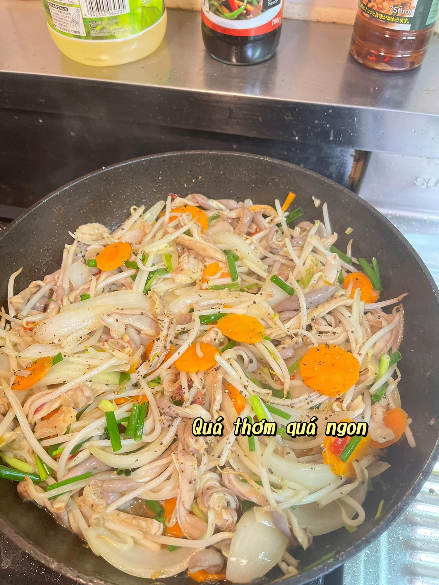 Mâm Cơm Gia Đình: Thịt Luộc, Mắm Tôm, Đậu Rán Phong Phú