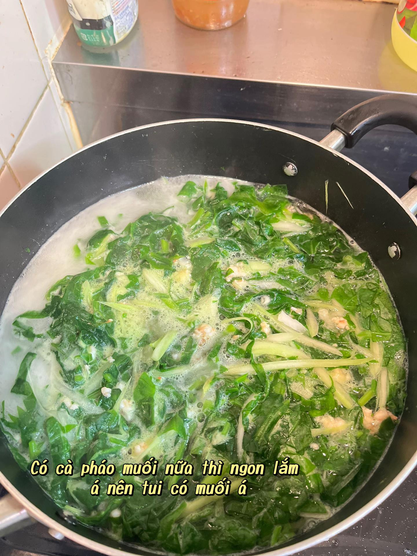 Mâm Cơm Gia Đình: Thịt Luộc, Mắm Tôm, Đậu Rán Phong Phú