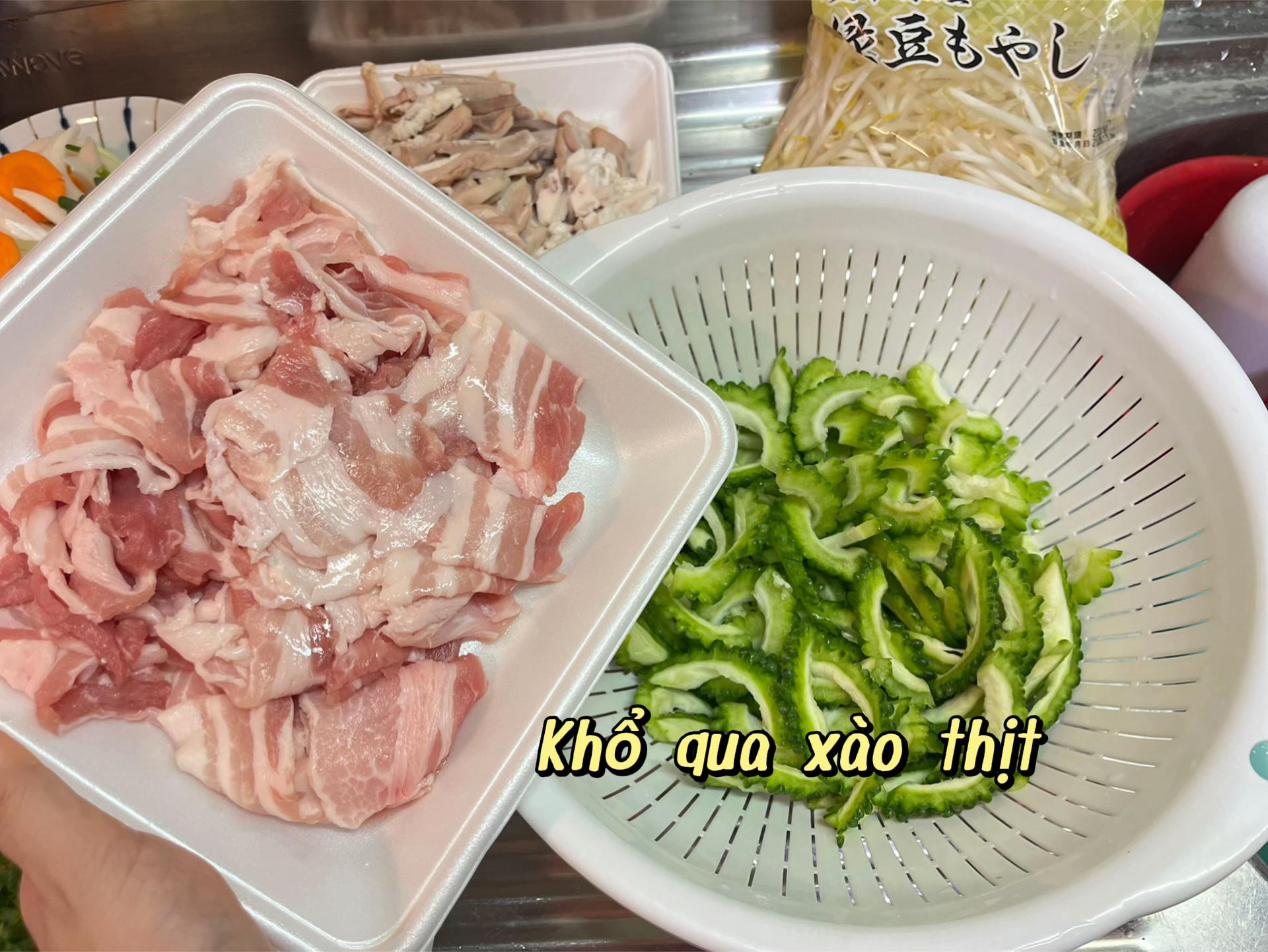 Mâm Cơm Gia Đình: Thịt Luộc, Mắm Tôm, Đậu Rán Phong Phú