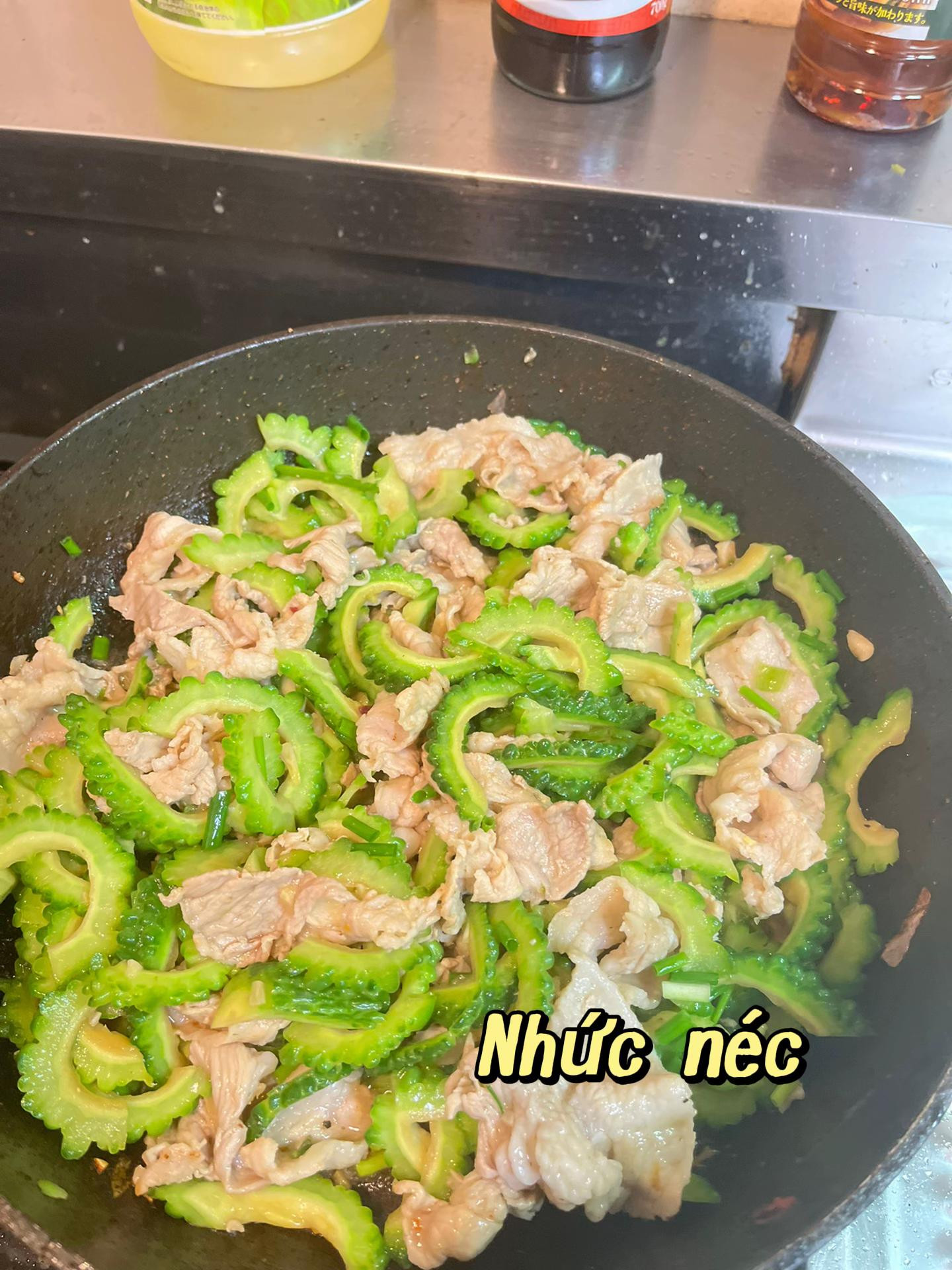 Mâm Cơm Gia Đình: Thịt Luộc, Mắm Tôm, Đậu Rán Phong Phú