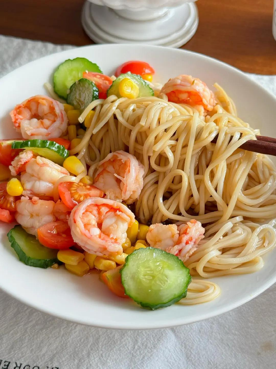 Mì Lạnh Tôm Tươi Với Rau Củ Mát Lạnh