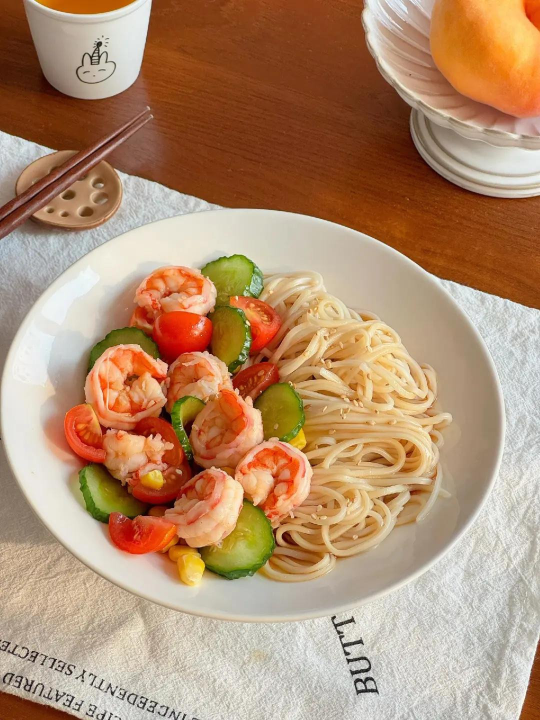 Mì Lạnh Tôm Tươi Với Rau Củ Mát Lạnh