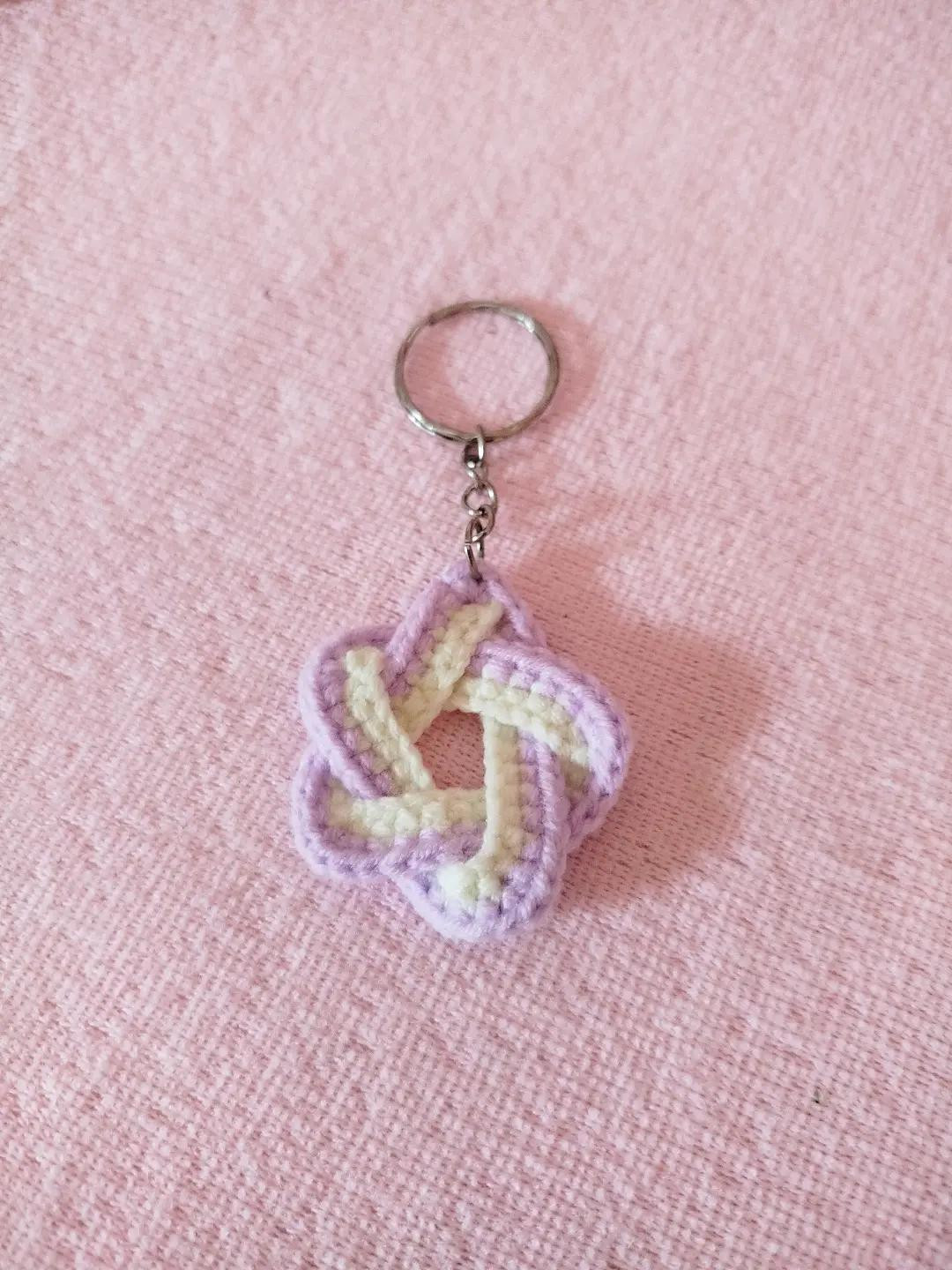 Móc len mũ nhỏ xinh với hoa trang trí