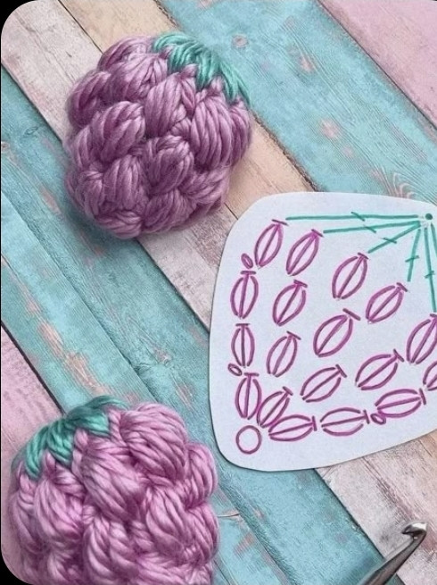✨ "Morangos do Amor: Detalhes em Crochê que Encantam Suas Peças!" 🍓🧶