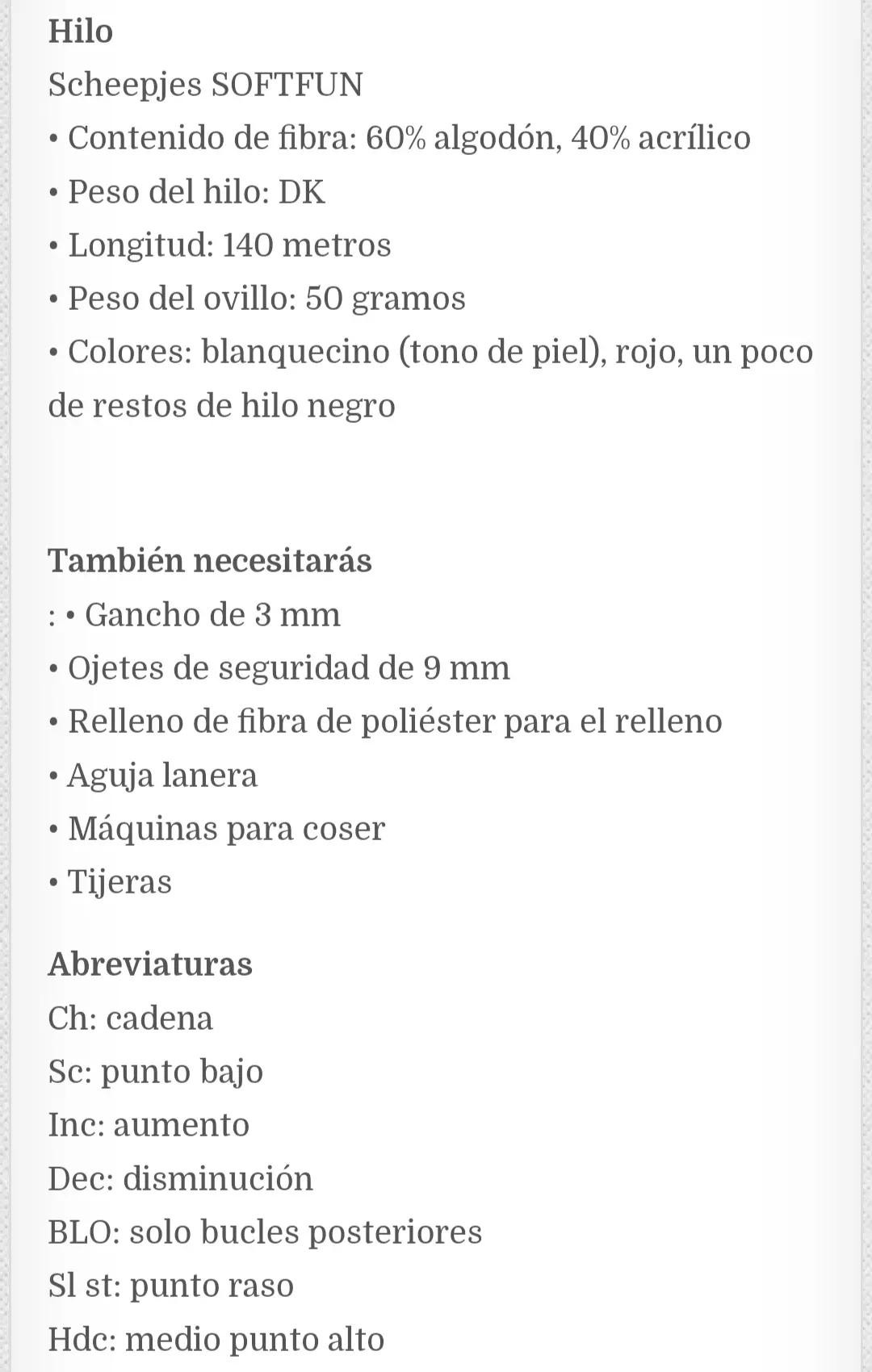 Muñeco de Navidad de ganchillo con regalo en mano