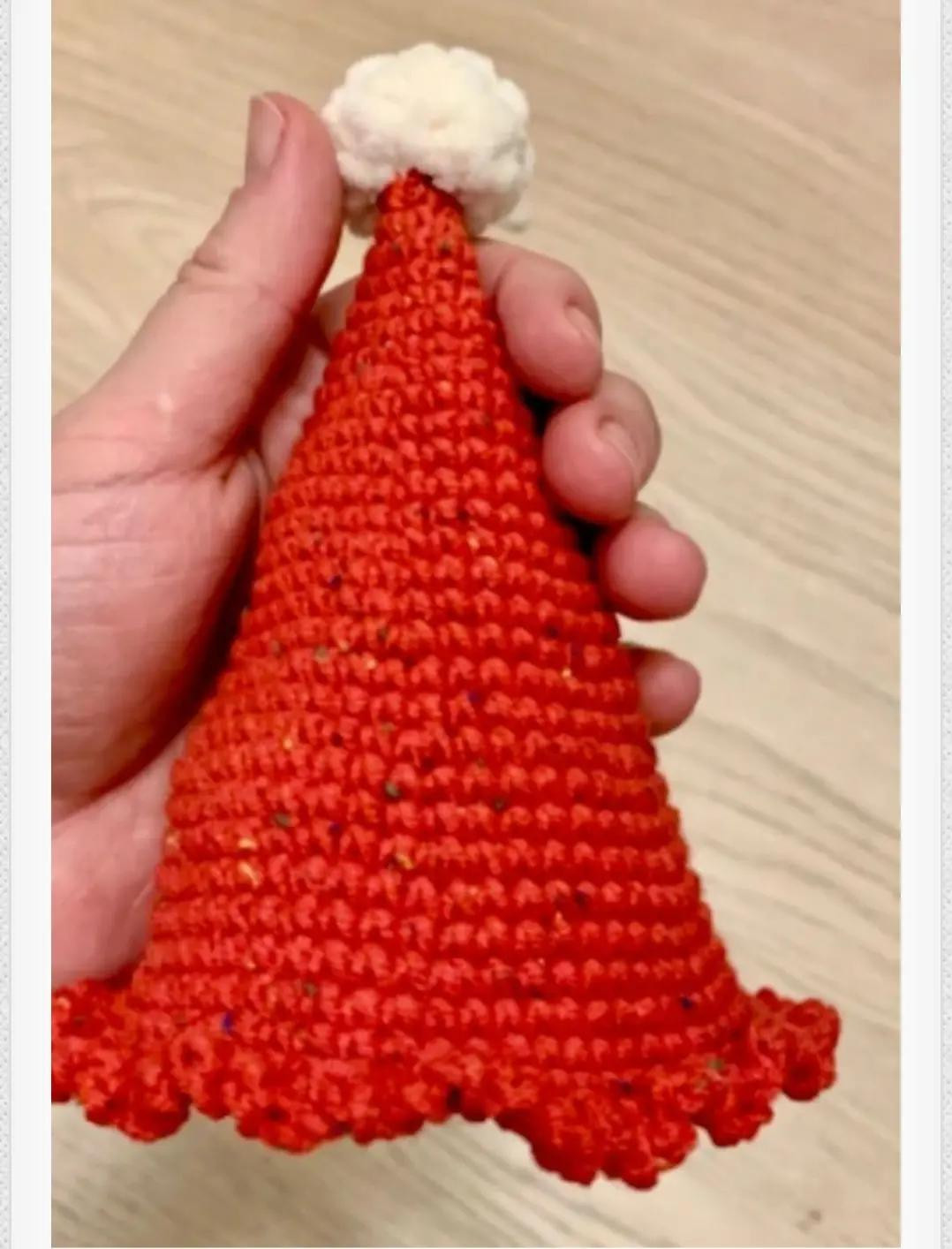 Muñeco de Navidad de ganchillo con regalo en mano