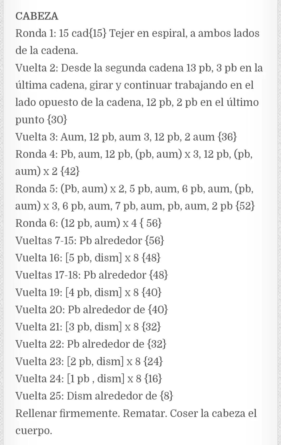 Muñeco de Navidad de ganchillo con regalo en mano