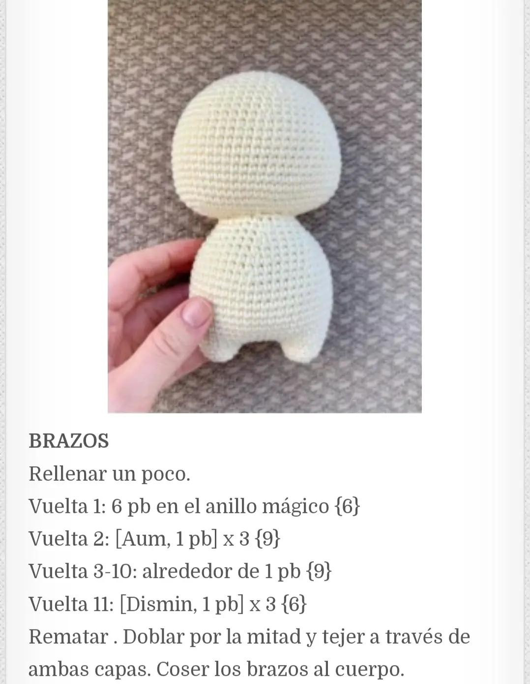 Muñeco de Navidad de ganchillo con regalo en mano