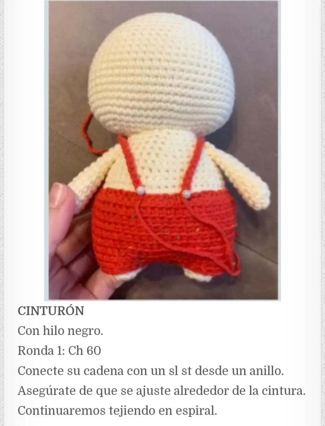 Muñeco de Navidad de ganchillo con regalo en mano