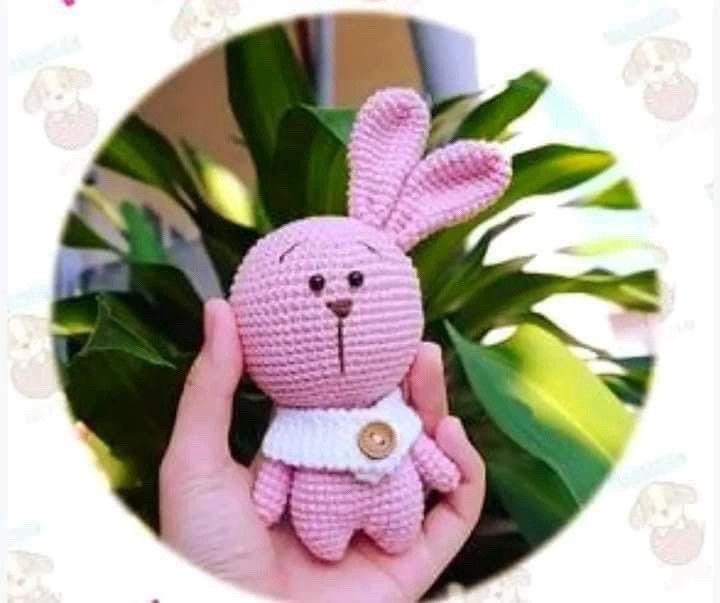 Patrón de conejo amigurumi con bufanda roja
