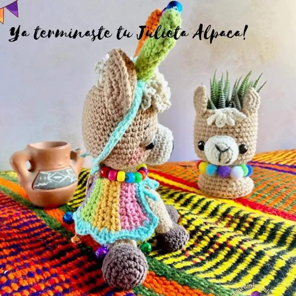 Patrón de crochet de alpaca con decoración colorida y planta