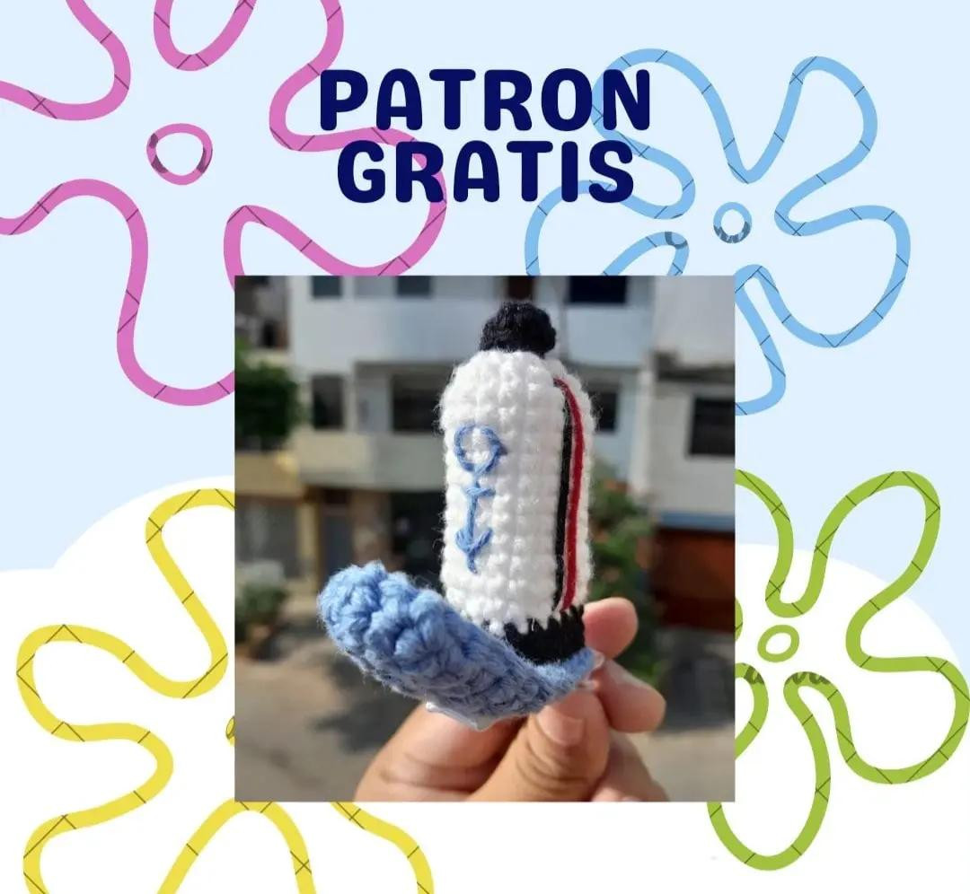 Patrón de crochet para arbolito de Navidad con materiales sugeridos