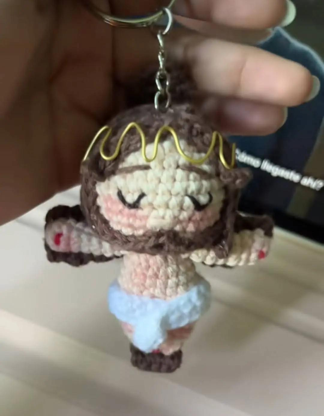Patrón de llavero de amigurumi de Jesús tejido a mano