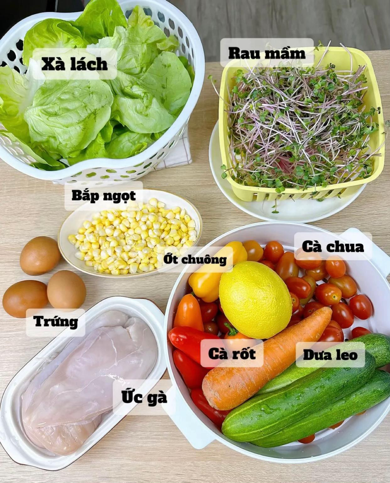 Salad Tươi Mát: Thịt Xông Khói và Trứng Gà
