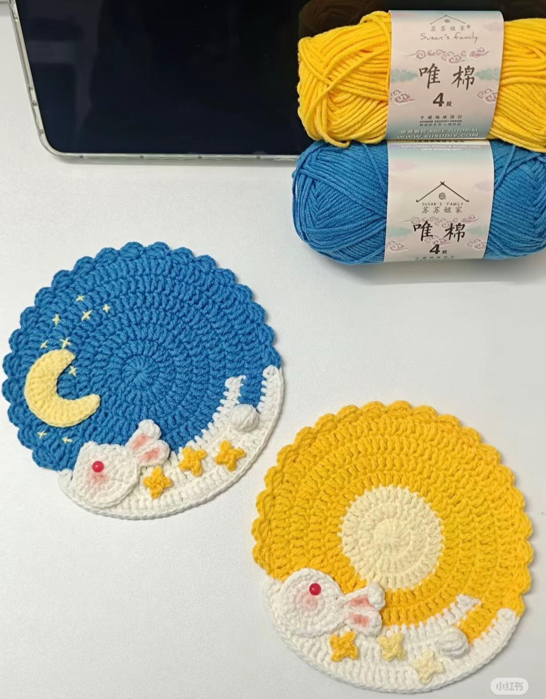 Tấm lót ly hình chú thỏ dưới trăng bằng len móc sáng tạo