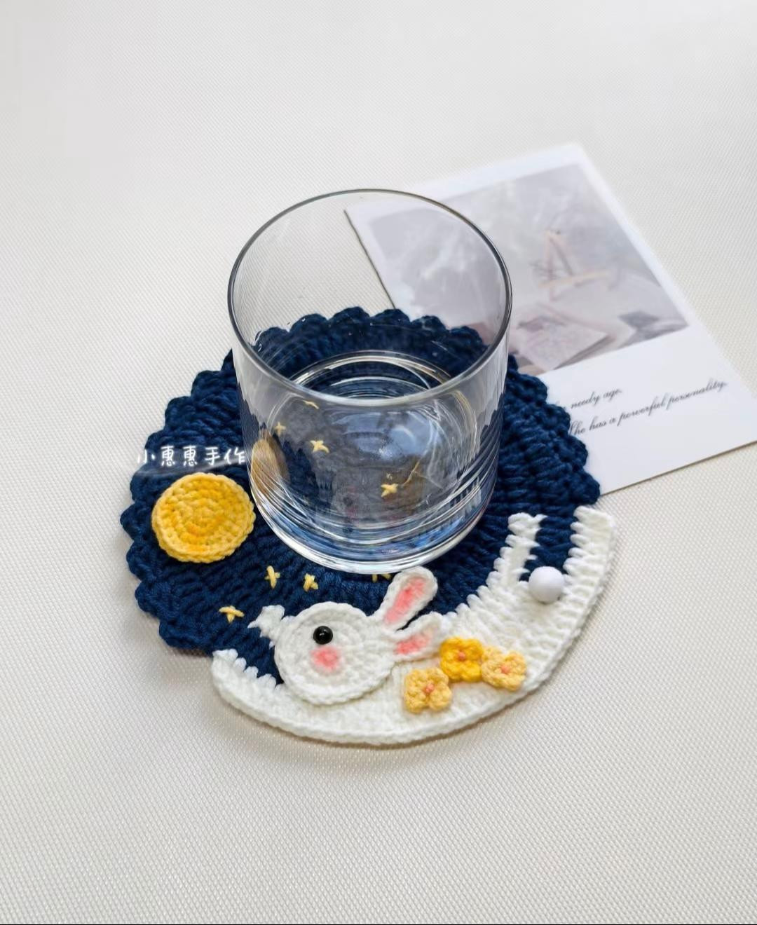 Tấm lót ly hình chú thỏ dưới trăng bằng len móc sáng tạo