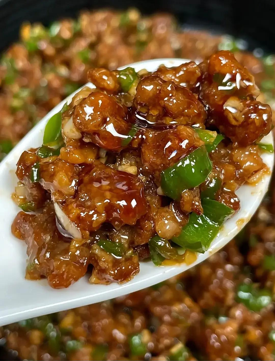 Thịt băm xào ớt cay thơm, hấp dẫn mọi giác quan