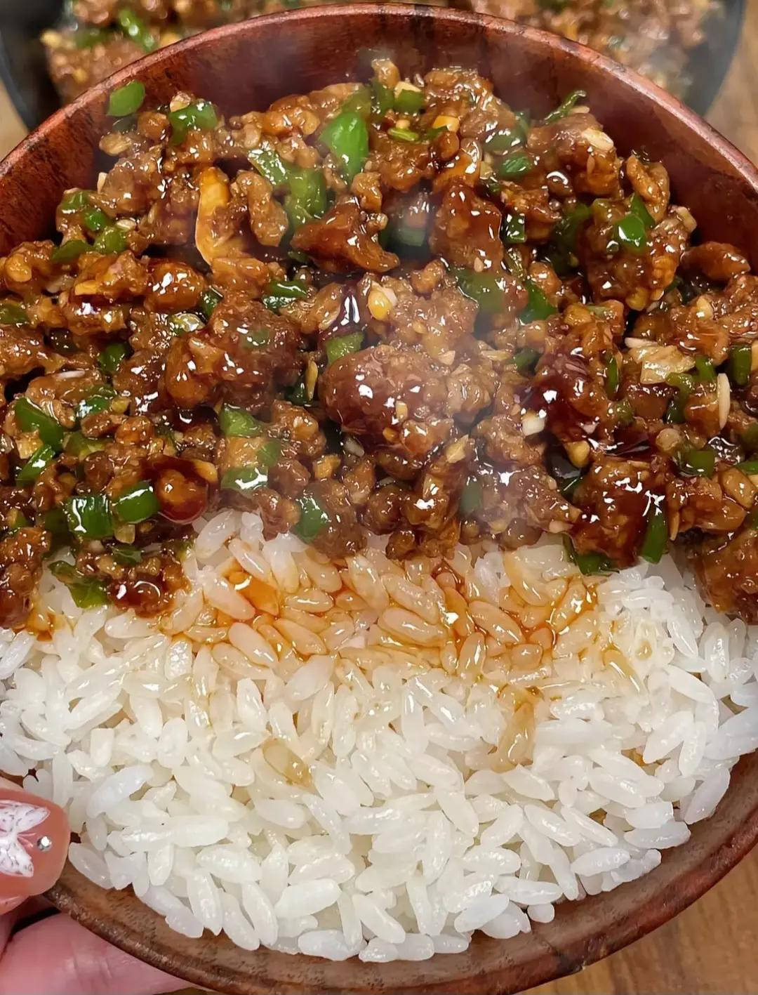 Thịt băm xào ớt cay thơm, hấp dẫn mọi giác quan