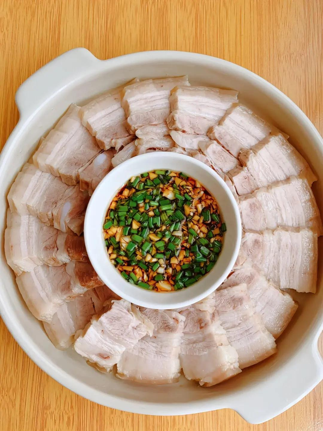 Thịt Heo Luộc Chấm Sốt Hành Tỏi Đậm Đà