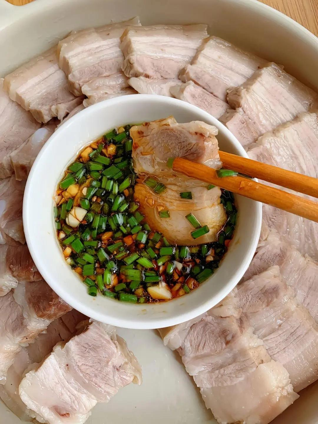 Thịt Heo Luộc Chấm Sốt Hành Tỏi Đậm Đà