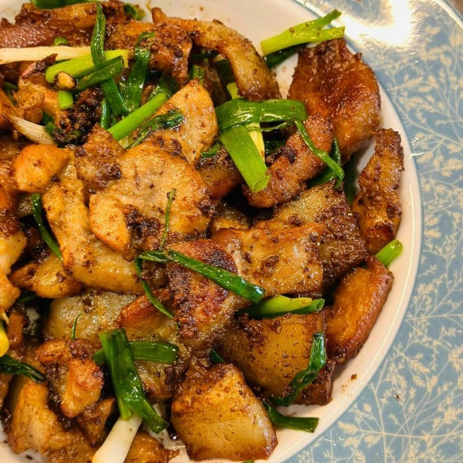 Thịt Rang Cháy Cạnh Hành Lá Thơm Lừng