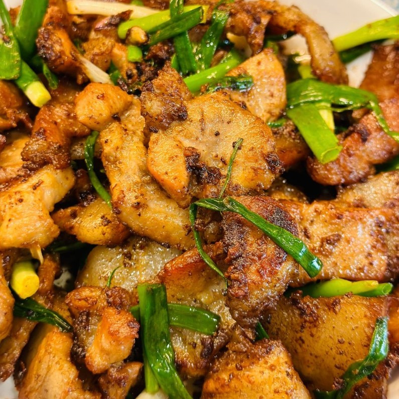 Thịt Rang Cháy Cạnh Hành Lá Thơm Lừng