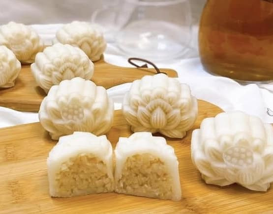 Thưởng Thức Hương Vị Truyền Thống Với Bánh Dẻo Bột Nếp Tinh Tế - Món Quà Trung Thu Đầy Ý Nghĩa