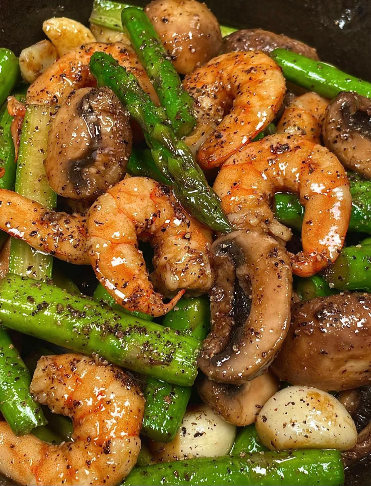 Tôm xào nấm măng tây giòn tươi, hương vị đậm đà