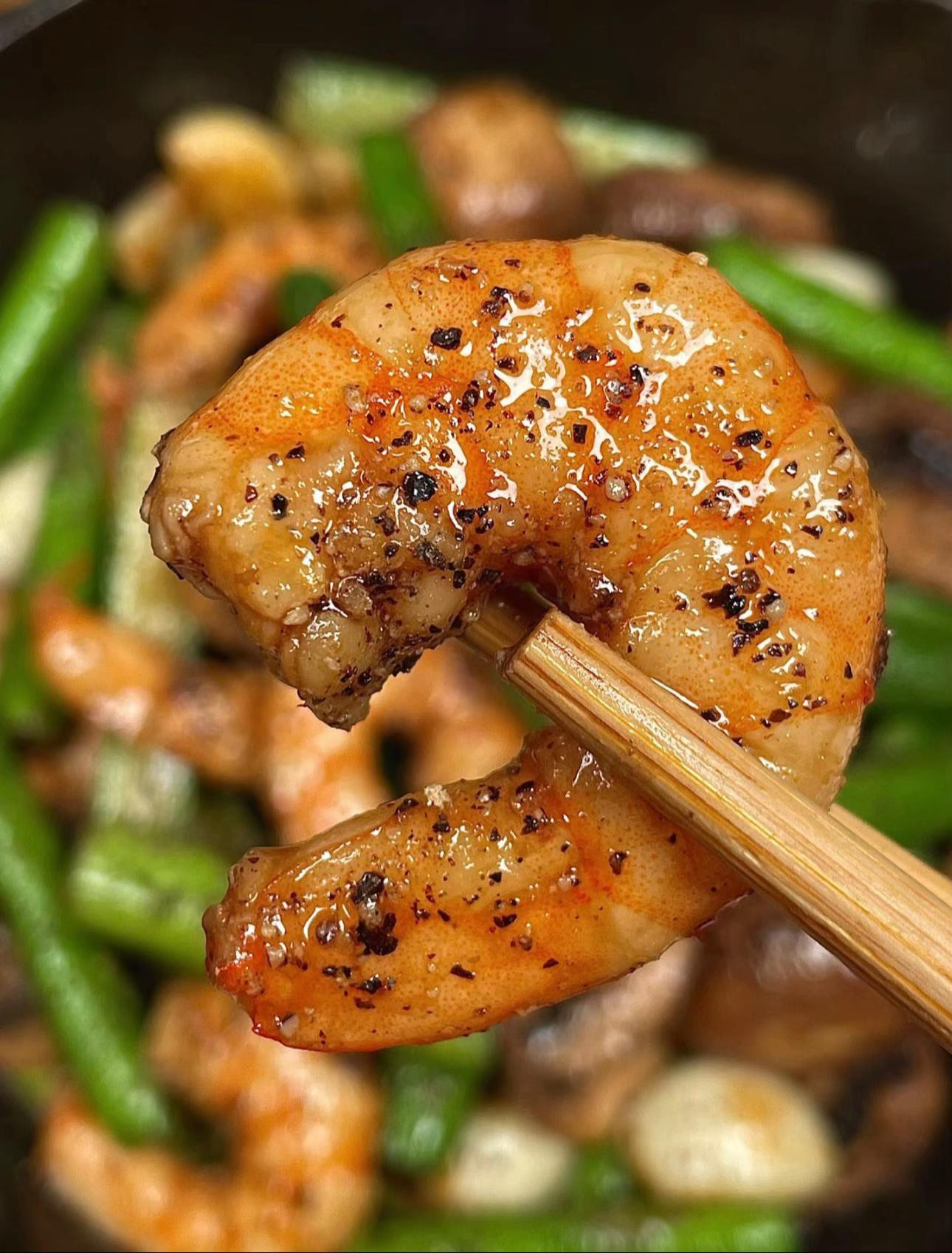 Tôm xào nấm măng tây giòn tươi, hương vị đậm đà