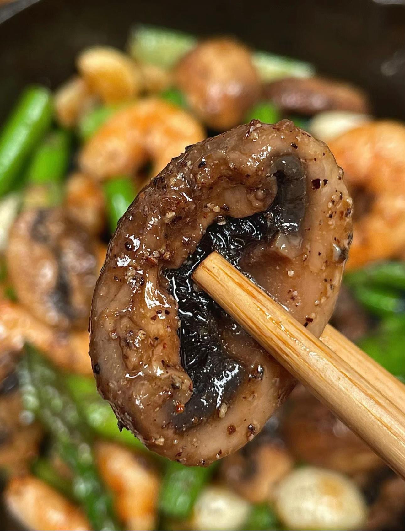 Tôm xào nấm măng tây giòn tươi, hương vị đậm đà