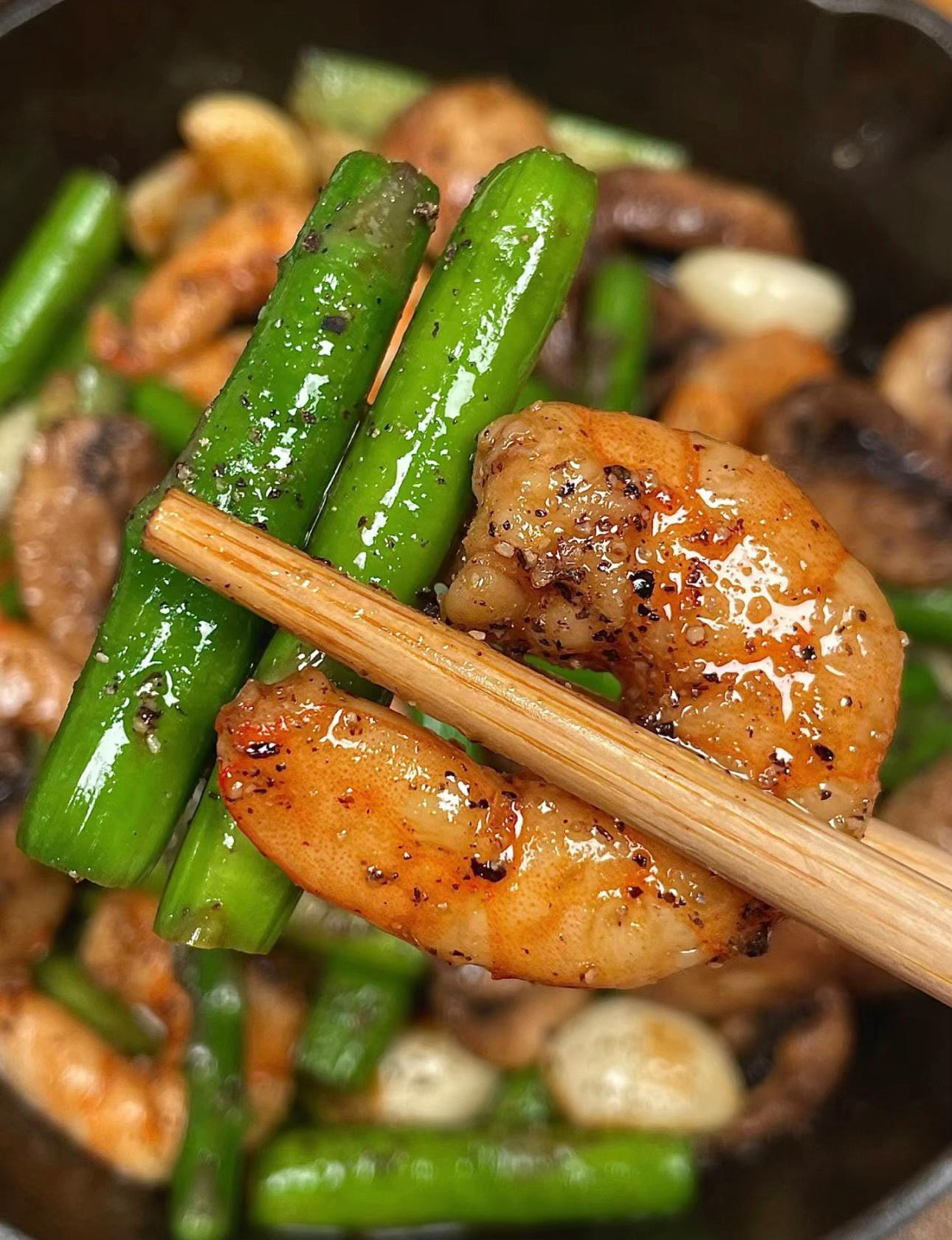 Tôm xào nấm măng tây giòn tươi, hương vị đậm đà