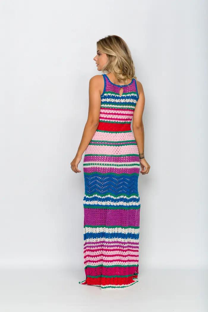 Vestido de crochê colorido com listras vibrantes e design elegante