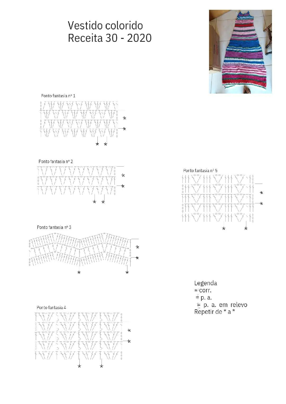 Vestido de crochê colorido com listras vibrantes e design elegante