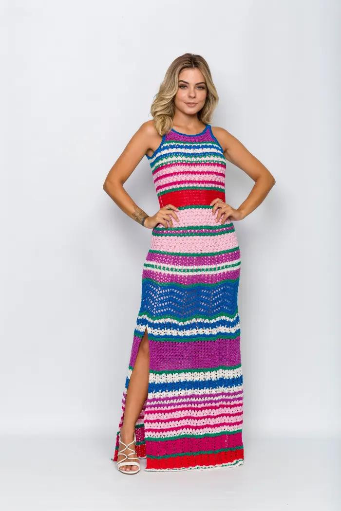 Vestido de crochê colorido com listras vibrantes e design elegante