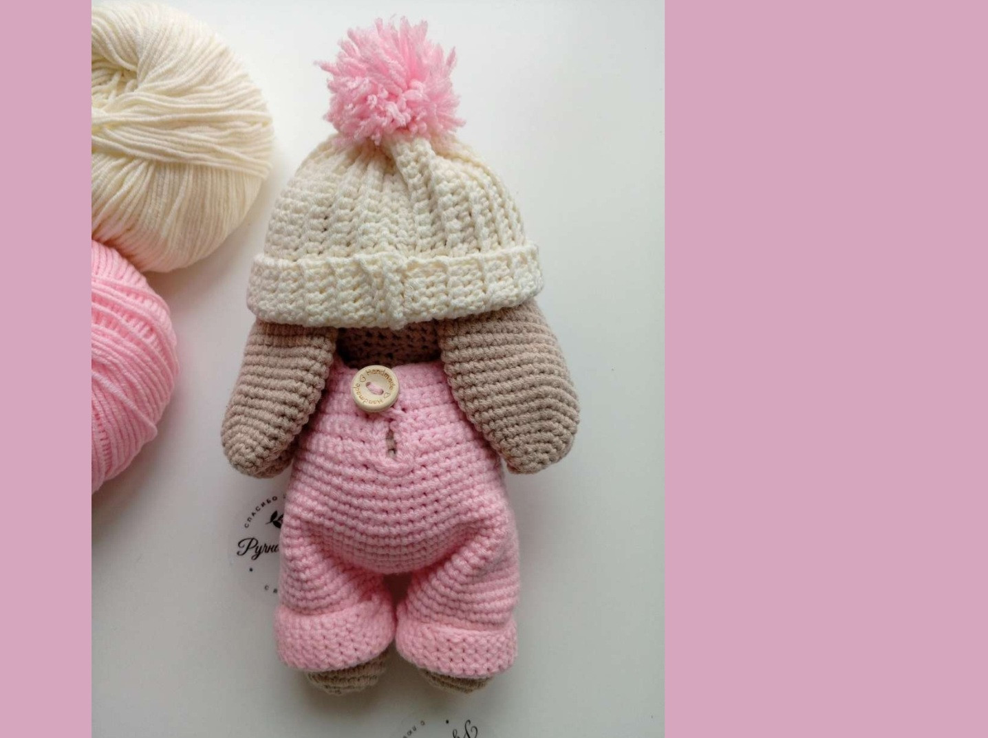 Вязаный зайчик в розовом комбинезоне и шапочке