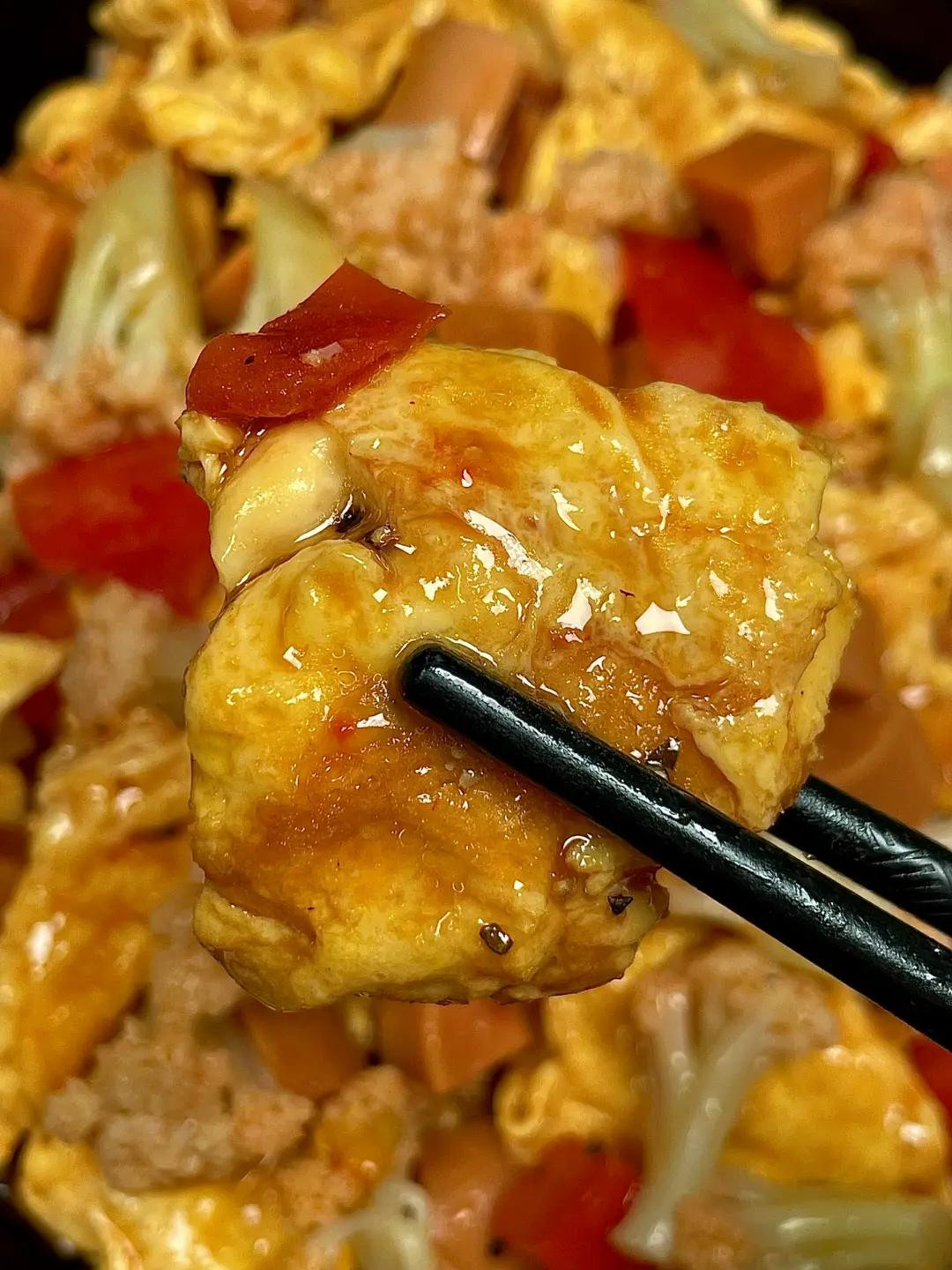 Xào Lạp Xưởng Trứng Bông Cải Đỏ