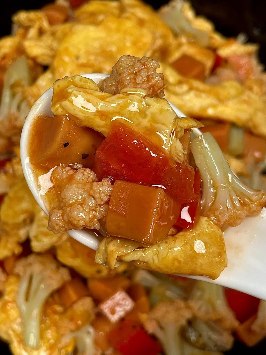 Xào Lạp Xưởng Trứng Bông Cải Đỏ