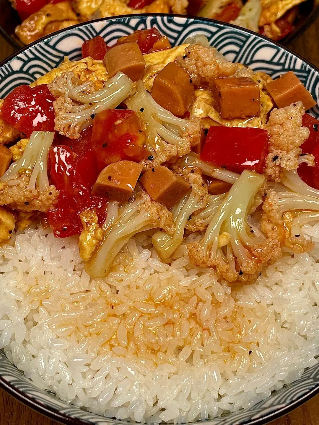 Xào Lạp Xưởng Trứng Bông Cải Đỏ