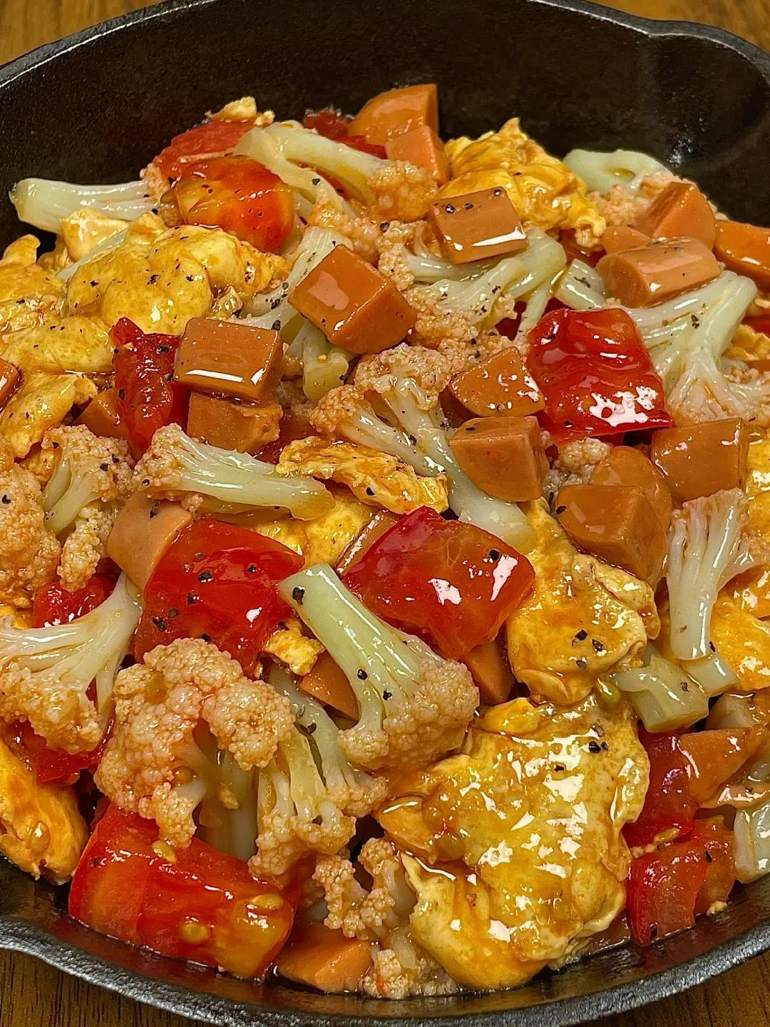 Xào Lạp Xưởng Trứng Bông Cải Đỏ