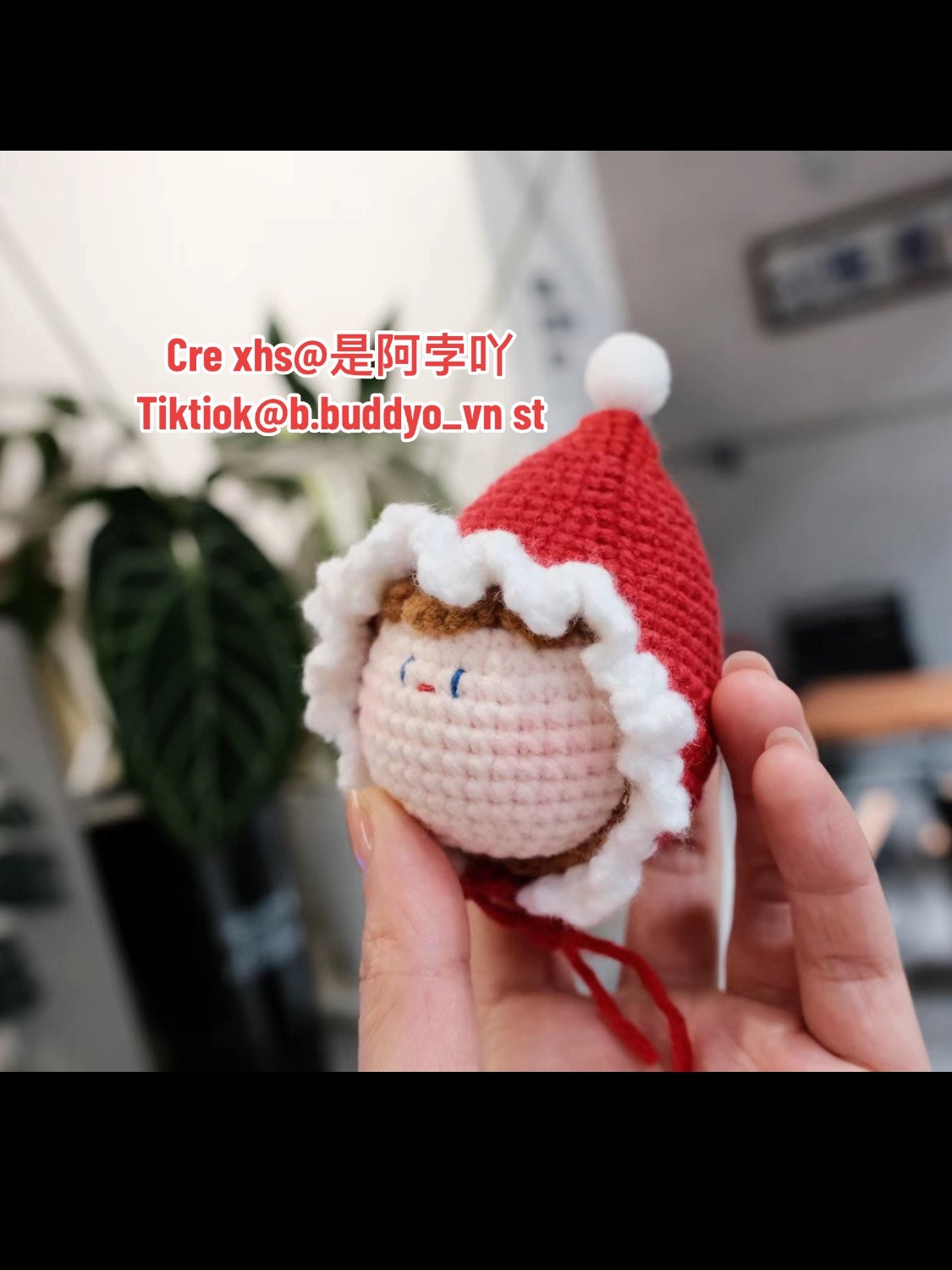 Adorable Crochet Santa Ornament for Holiday Decorations