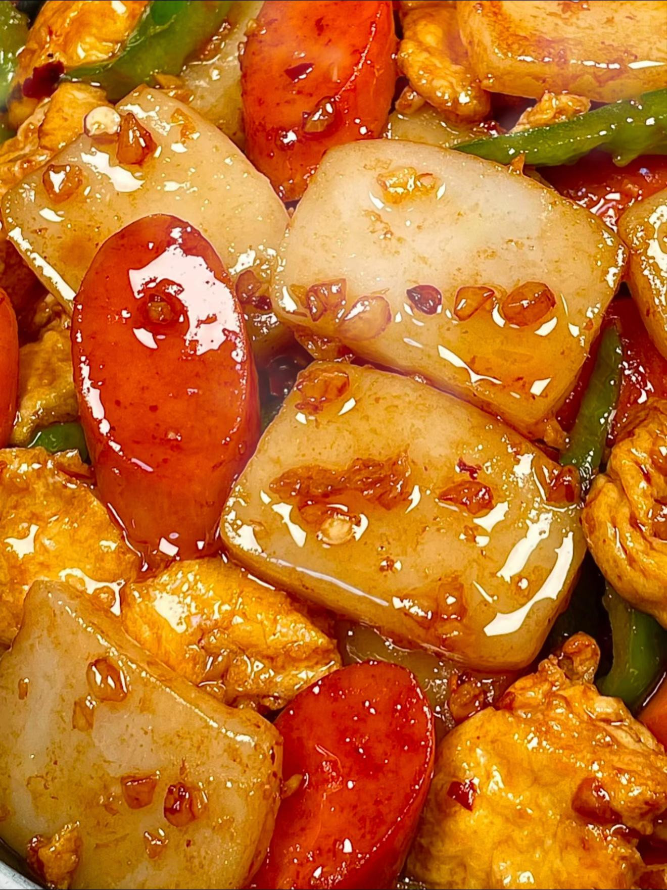 Bánh gạo xào trứng xúc xích đậm đà hương vị