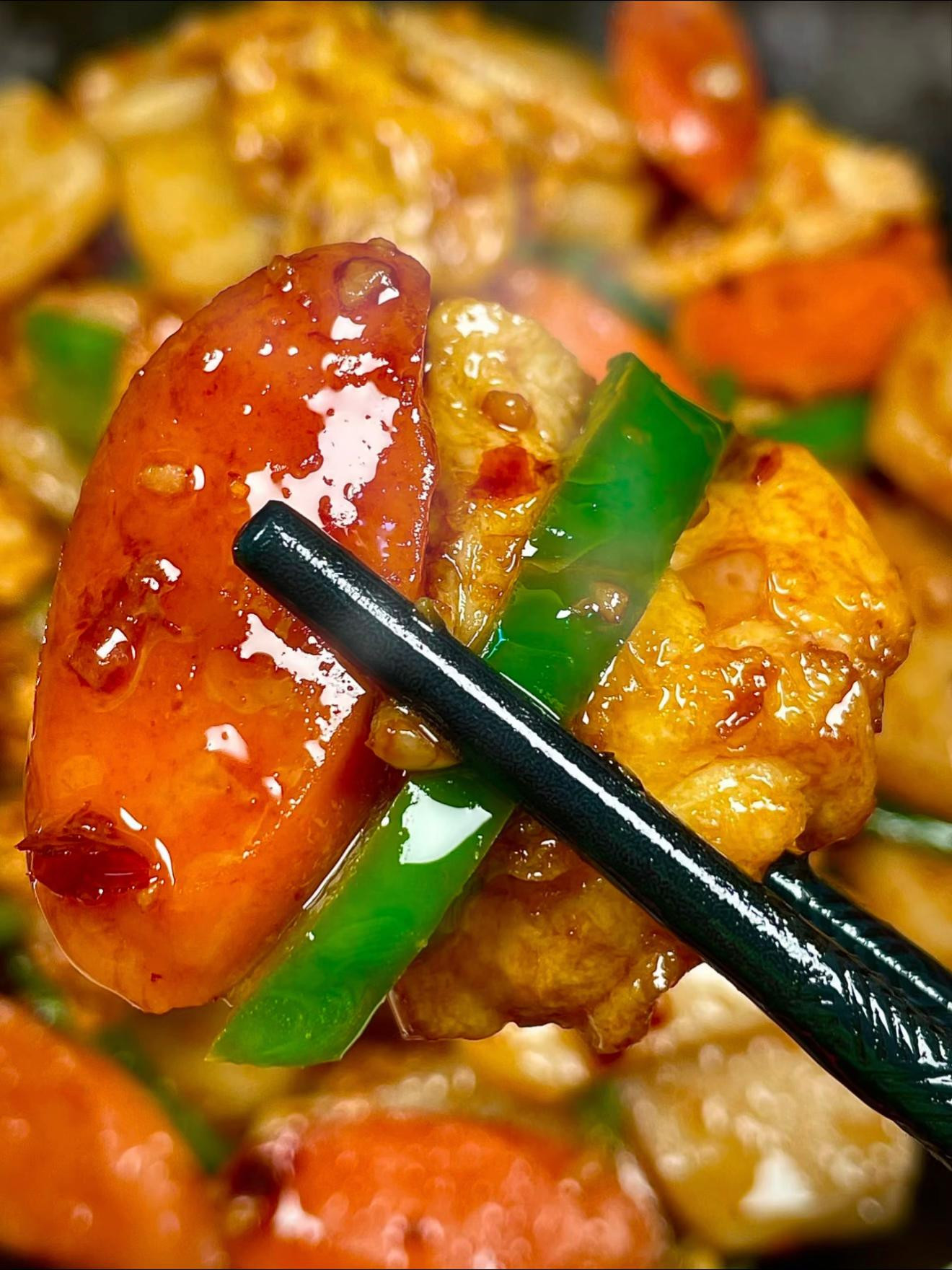 Bánh gạo xào trứng xúc xích đậm đà hương vị