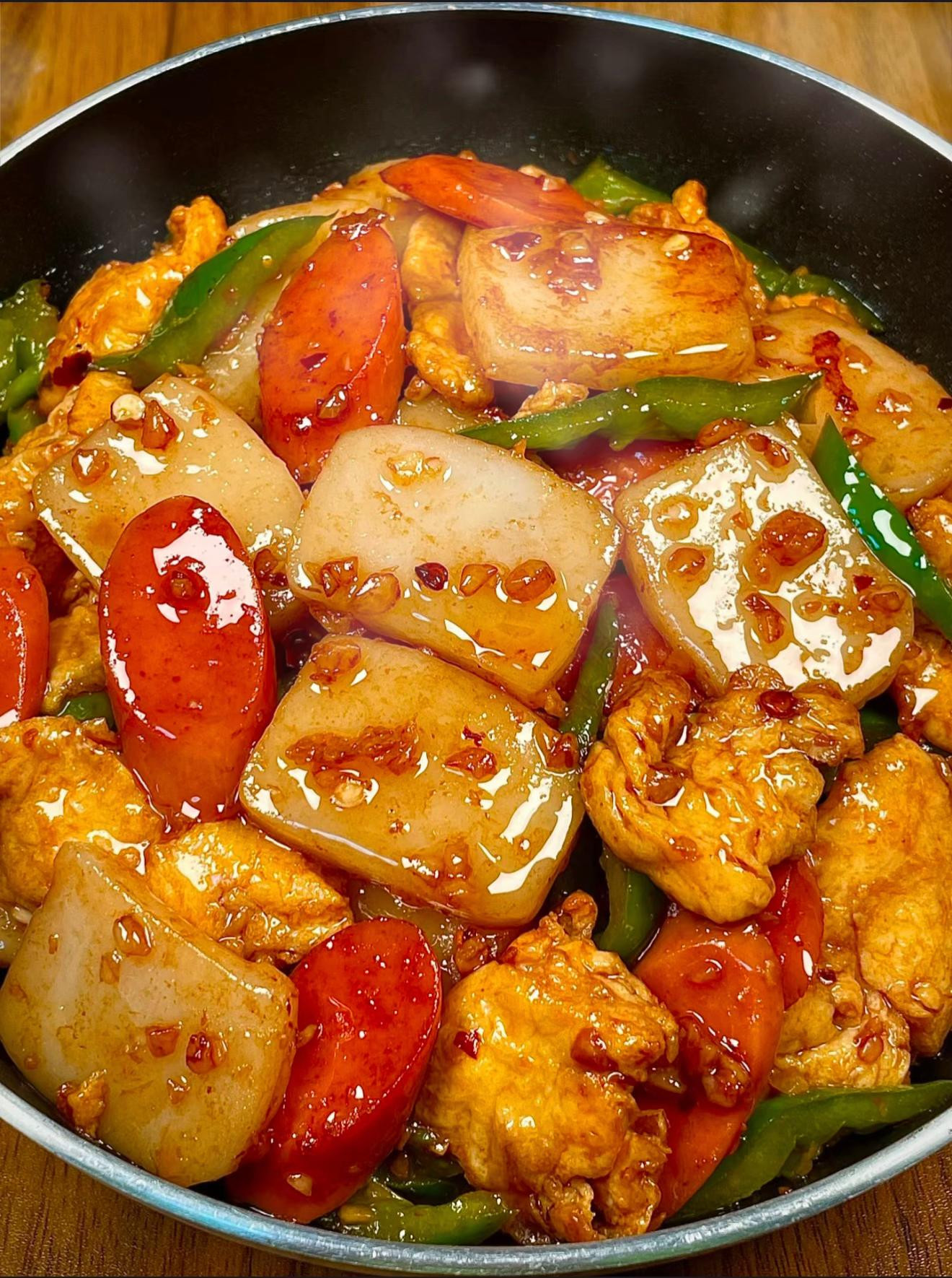 Bánh gạo xào trứng xúc xích đậm đà hương vị