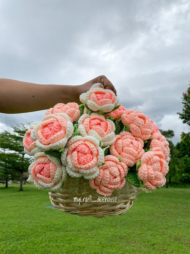 Bó hoa hồng móc len tinh tế cho không gian thêm lãng mạn