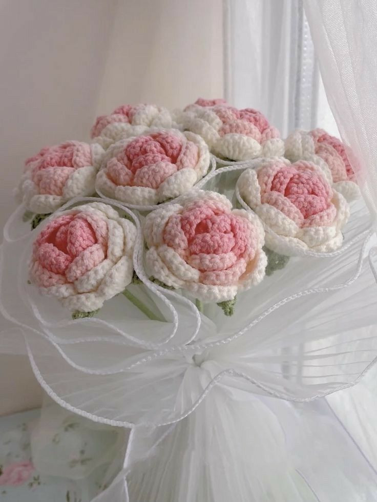 Bó hoa hồng móc len tinh tế cho không gian thêm lãng mạn