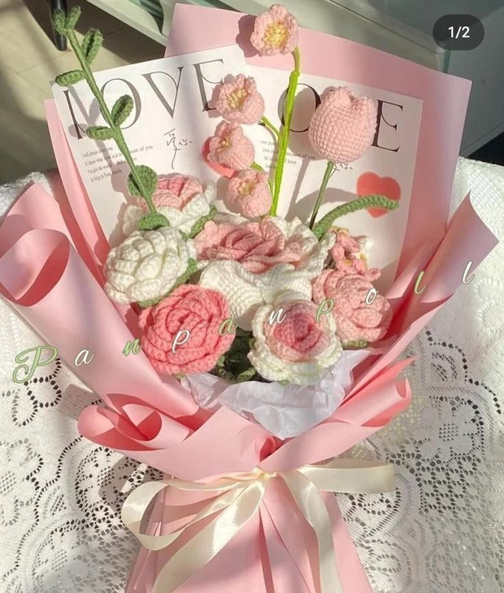 Bó hoa hồng móc len tinh tế cho không gian thêm lãng mạn