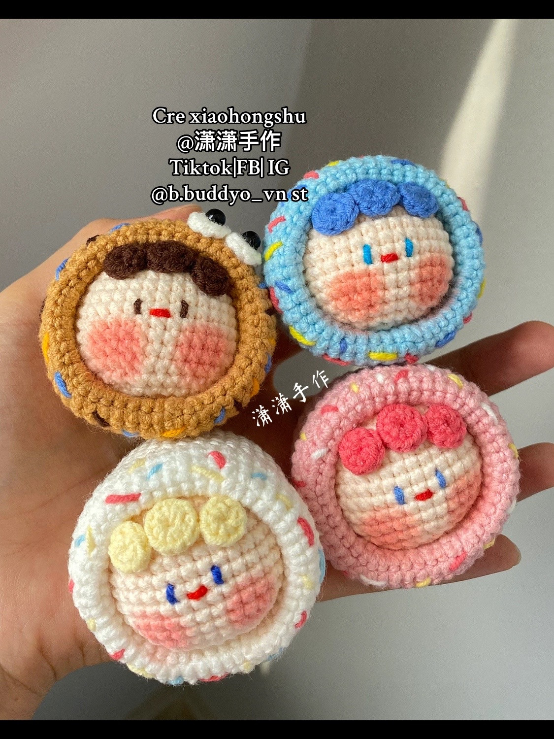 Bộ sưu tập móc len bánh ngọt mini với khuôn mặt dễ thương