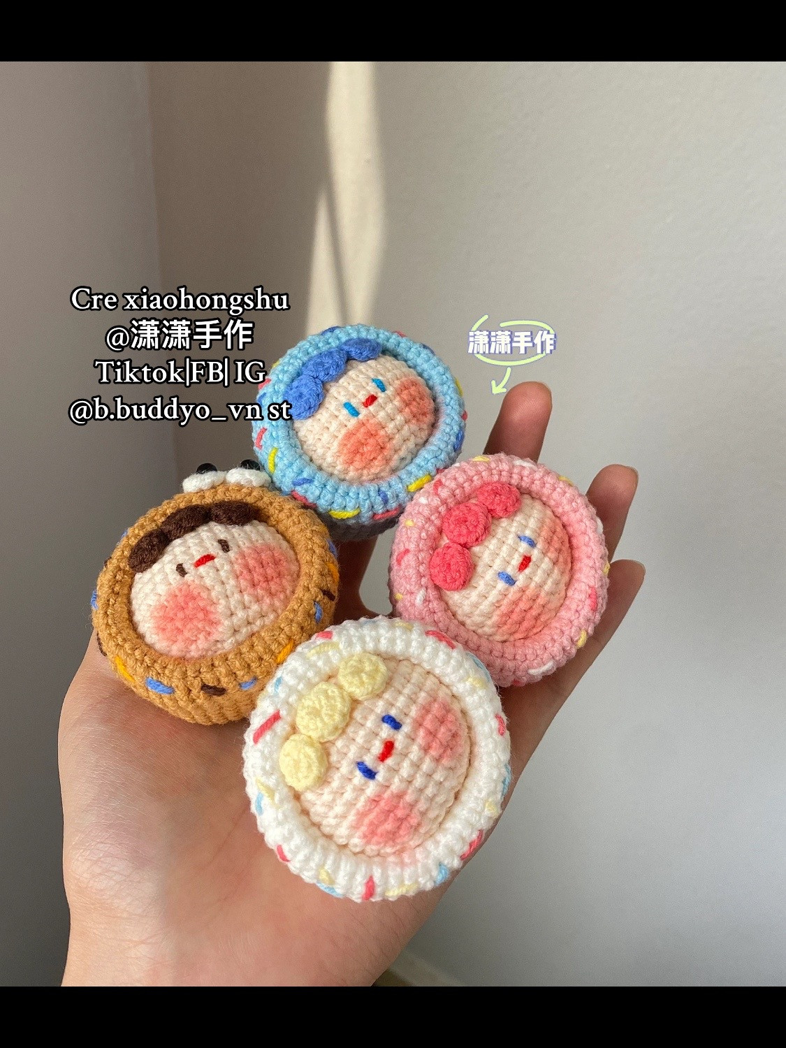 Bộ sưu tập móc len bánh ngọt mini với khuôn mặt dễ thương