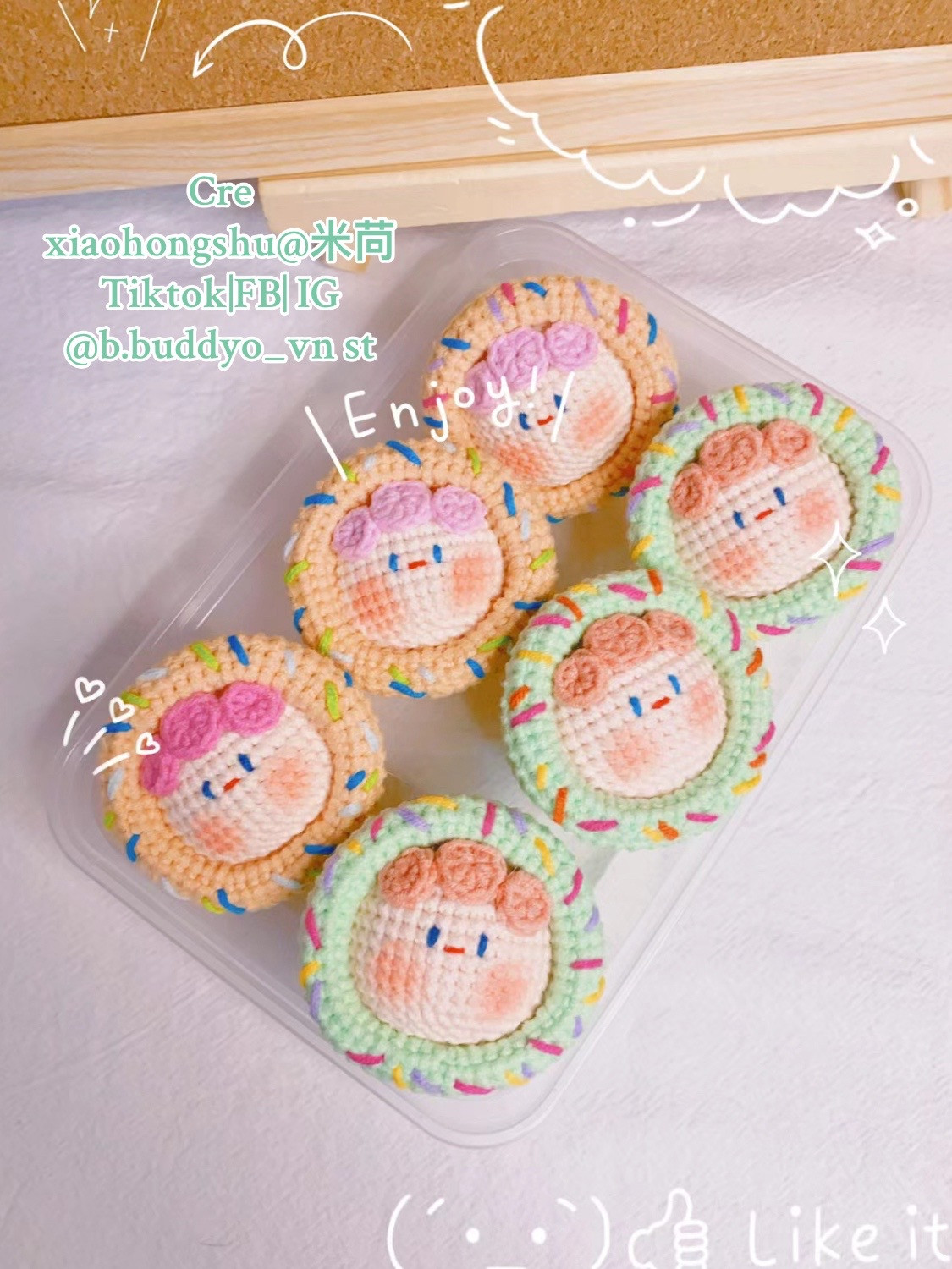 Bộ sưu tập móc len bánh ngọt mini với khuôn mặt dễ thương