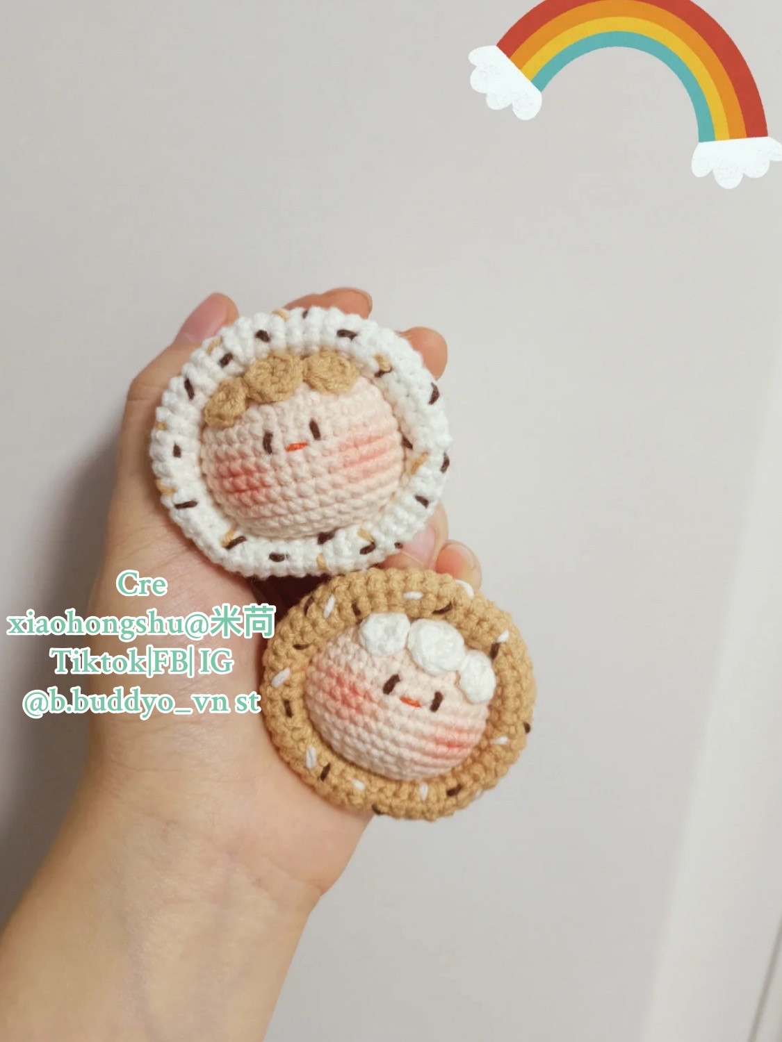 Bộ sưu tập móc len bánh ngọt mini với khuôn mặt dễ thương